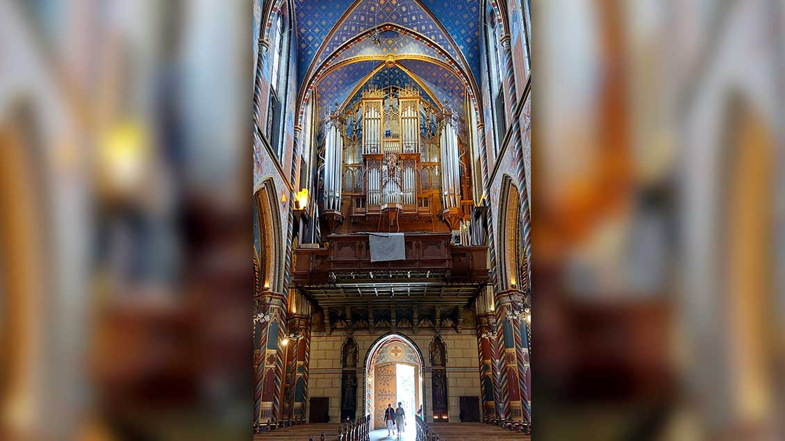 Besonders imposant ist im Kirchenraum der Blick nach hinten auf die große Seifert-Orgel unterm Sternenzelt. | Foto: Cordula Spangenberg