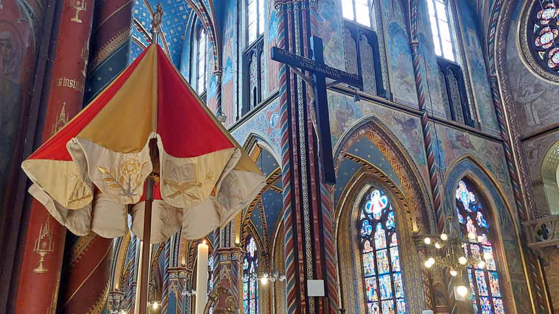 Der Basilikaschirm wird bei einer päpstlichen Sedisvakanz aufgespannt. | Foto: Cordula Spangenberg 