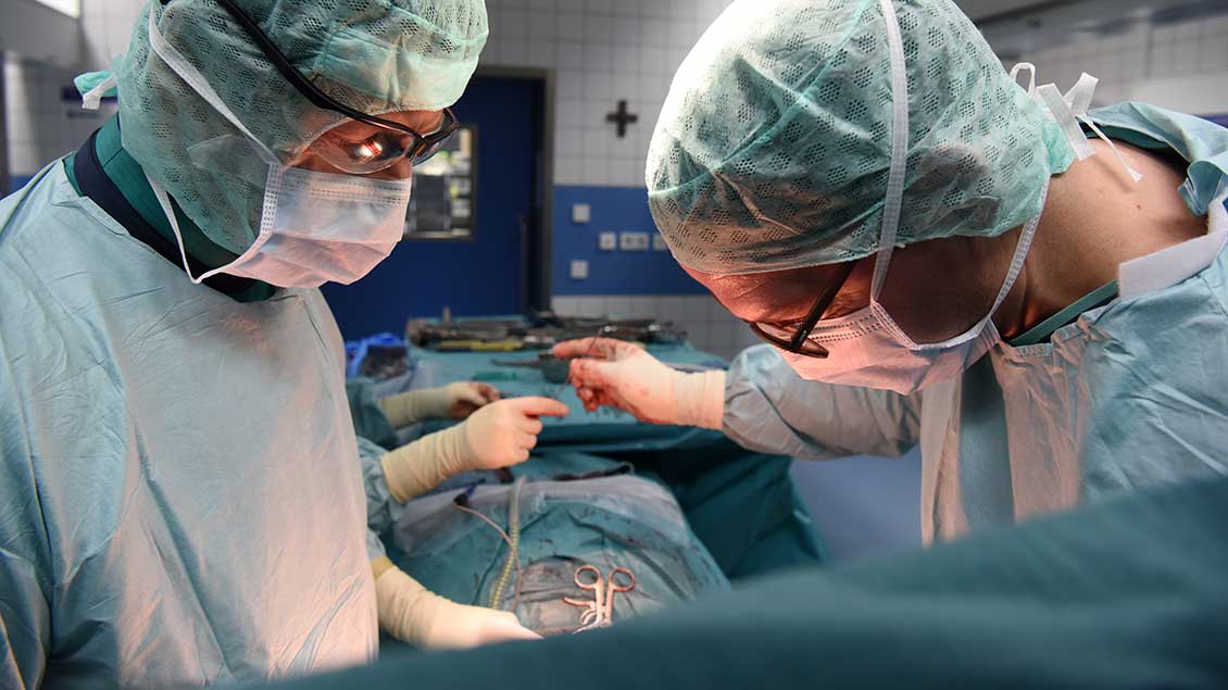 Ärzte bei einer Operation Foto: Michael Bönte