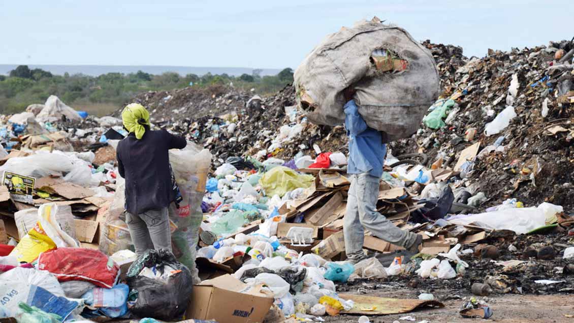 Müllsammler auf der Mülldeponie am Rand der Stadt Limoeiro