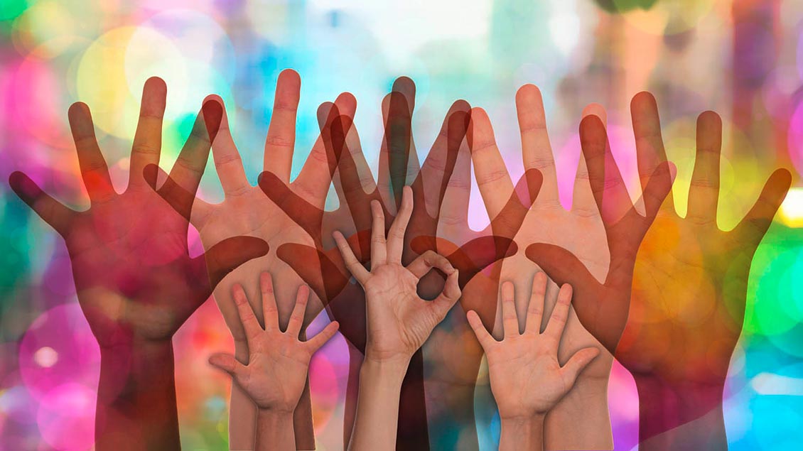 Viele Hände vor buntem Hintergrund Foto: pixabay.com