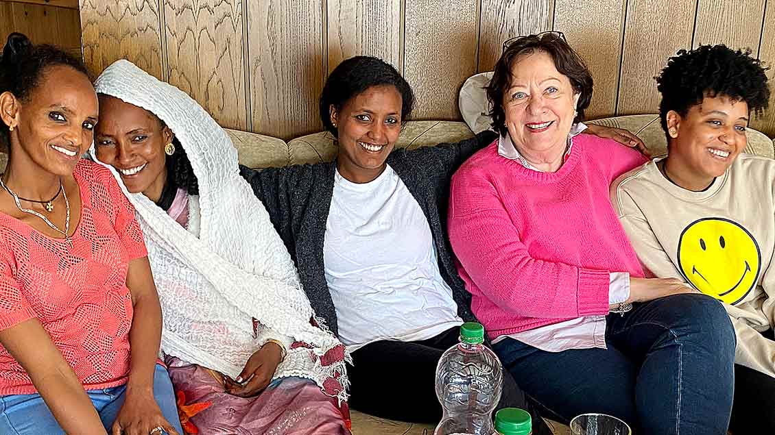 Maria Bullermann-Benend mit eritreischen Frauen 
