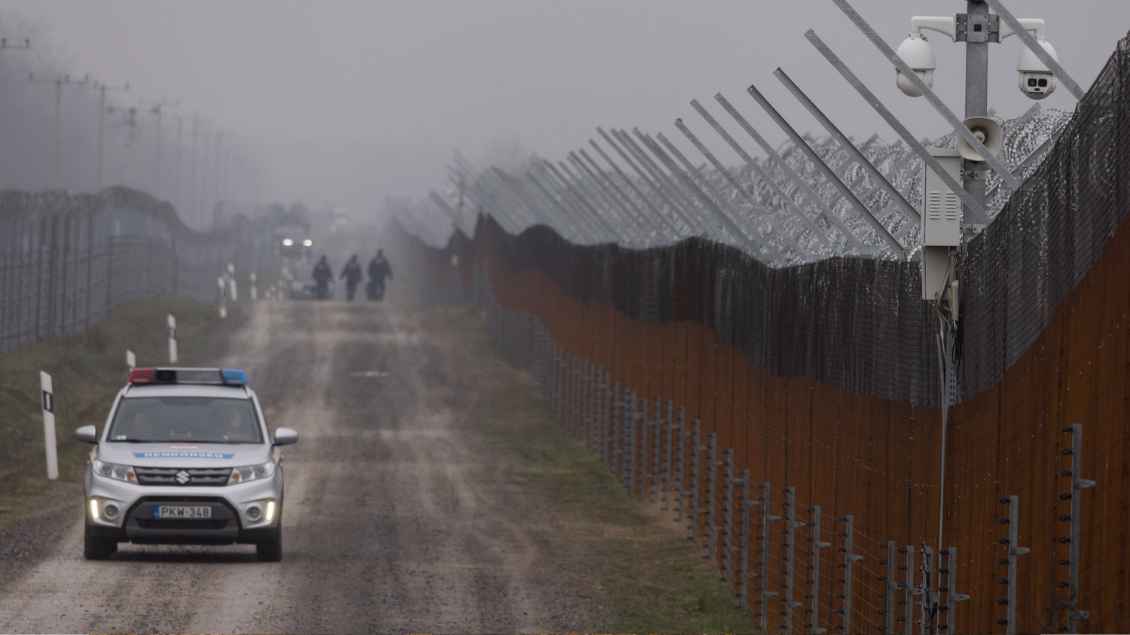 Grenzzaun mit Schutzstreifen zwischen Ungarn und Serbien