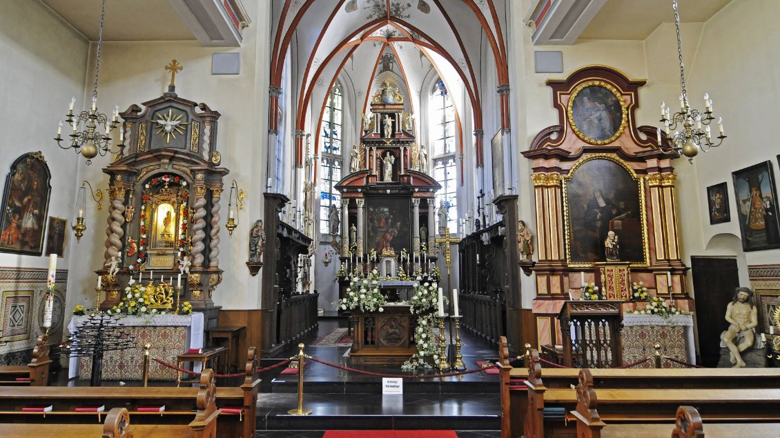 Der Altarraum der St. Mariä Himmelfahrt Marienbaum.