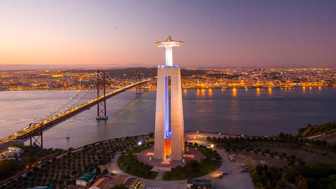 Christus-Statue von Lissabon vor Abendhimmel und Tejo-Fluss