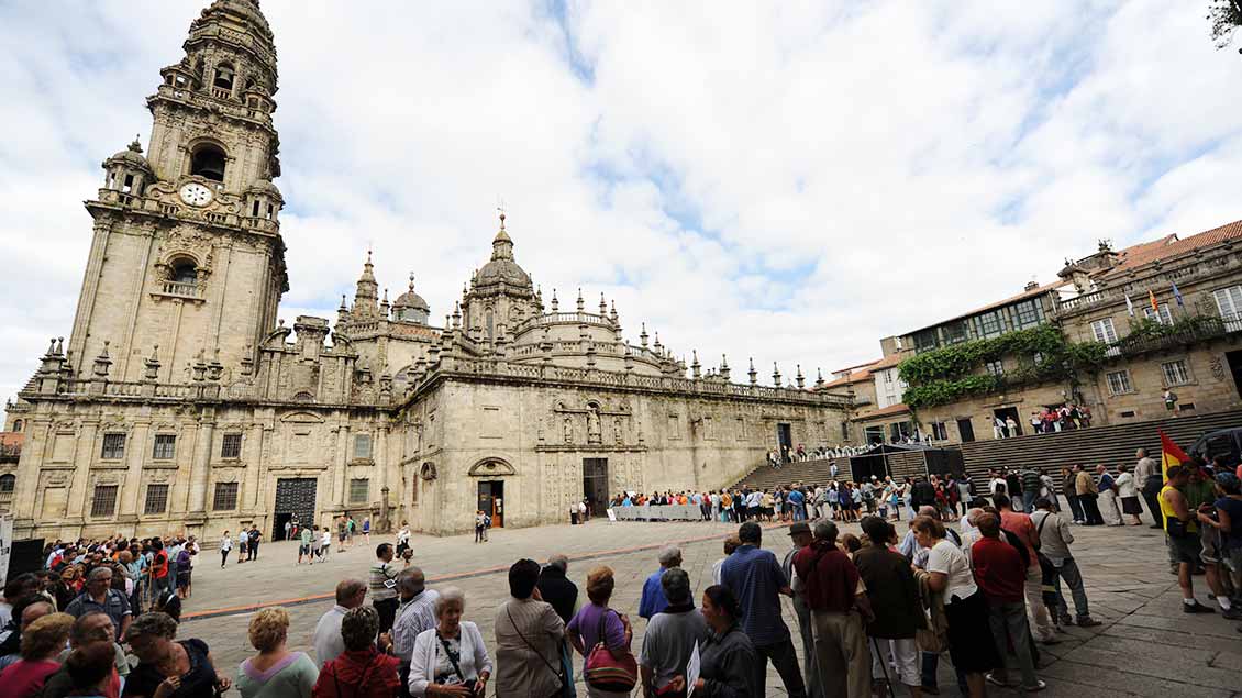 Menschen vor der Kathedrale von Santiago de Compostela Foto: Michael Bönte