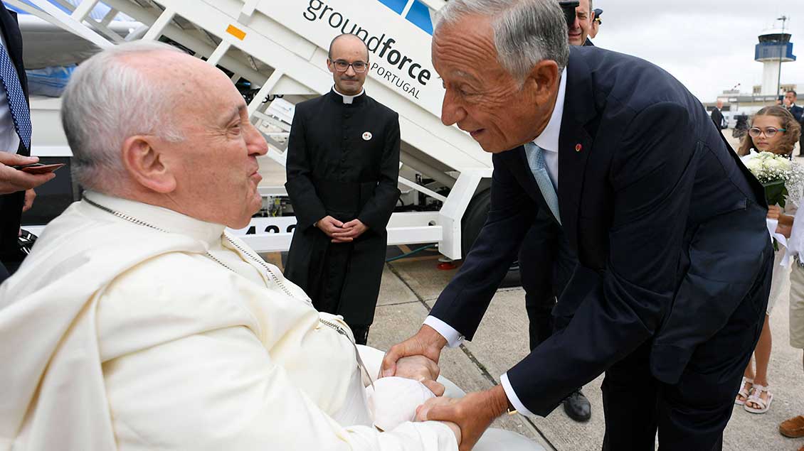 Papst Franziskus und Portugals Staatspräsident Marcelo Rebelo de Sousa am Flughafen Lissabon