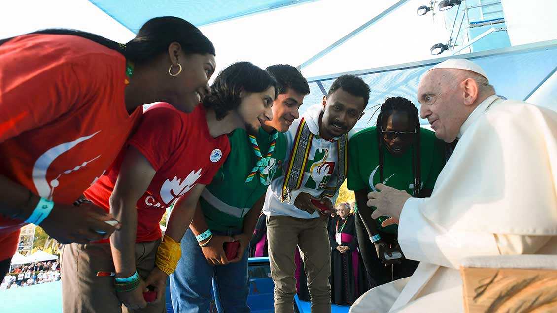 Papst Franziskus genießt das Zusammensein und Beten mit den vielen jungen Menschen aus aller Welt beim Weltjugendtag in Lissabon. | Foto: Imago