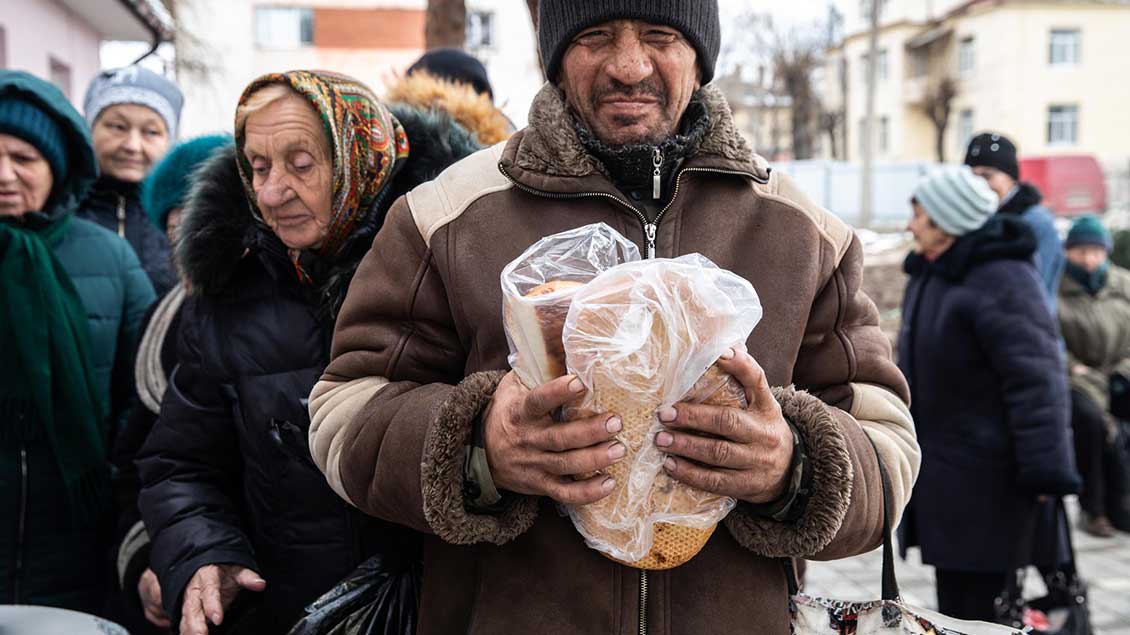 Ein ukrainischer Mann mit einem großen Brot