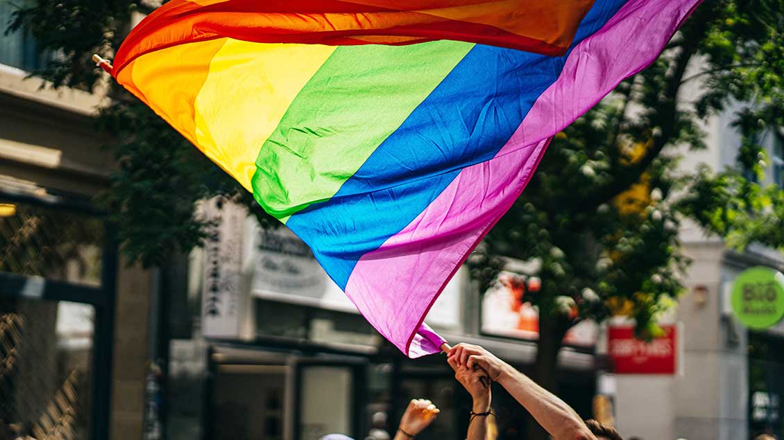 Eine Regenbogenflagge weht Foto: Raphael Renther-Wuxdt (unsplash)
