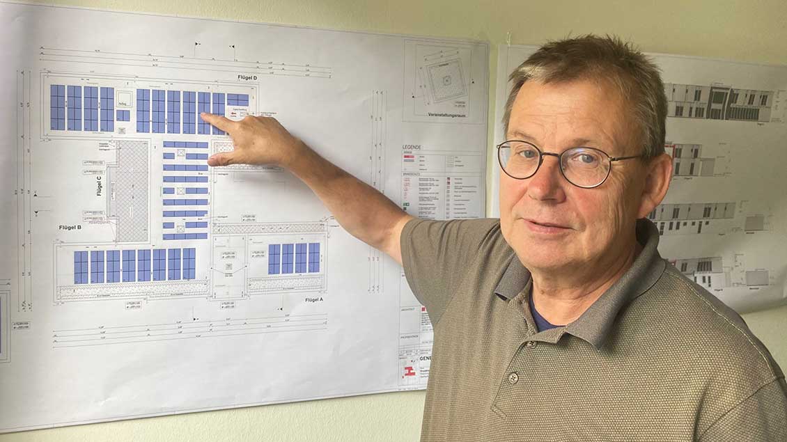 Der Leiter der Jugendbildungsstätte Saerbeck, Johannes Dierker, zeigt die Pläne für den Umbau Foto: Johannes Bernard