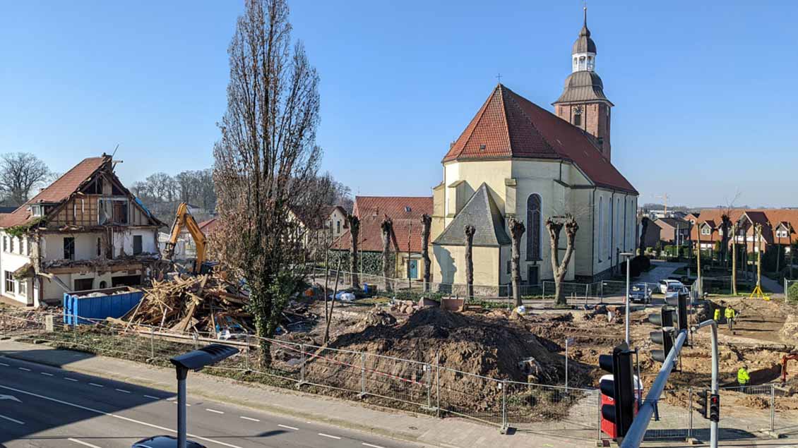 Das Foto zeigt den Kirchplatz in der Phase des Abrisses der alten Gebäude im April 2022.