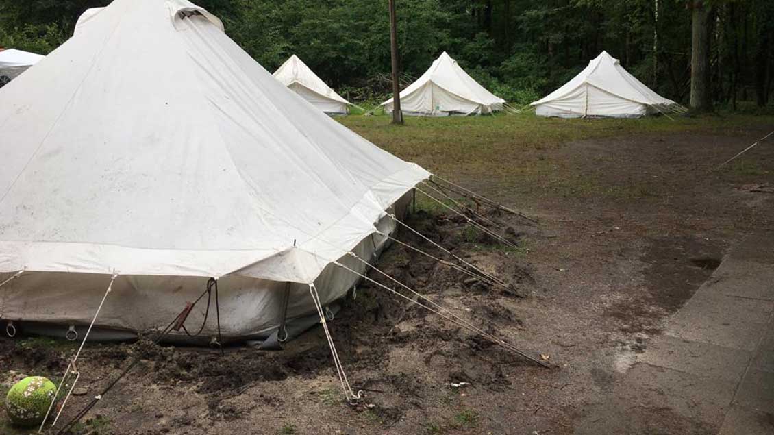 Das Team des Zeltlagers der St.-Marien-Pfarrei Delmenhorst hat kleine Gräben um die Zelte angelegt, um das Wasser abzuleiten. | Foto: privat