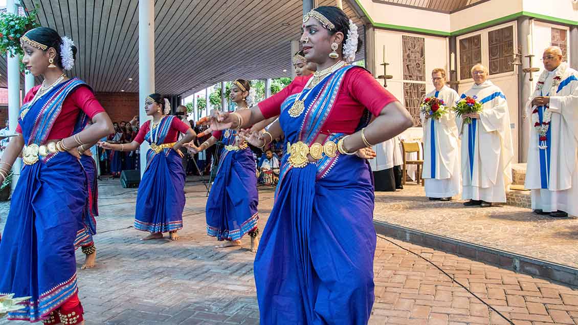 Tanzende Tamilinnen vor dem Altar