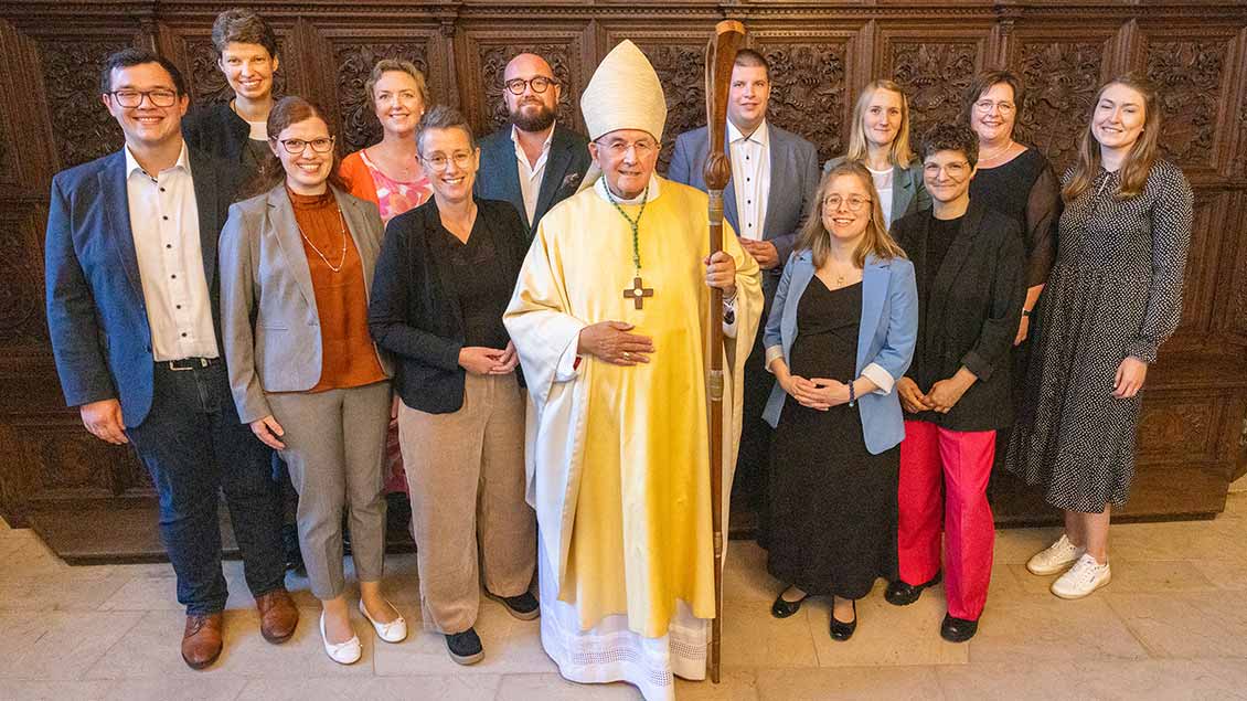 Gruppenfoto: die neuen Pastoralreferent:innen mit Bischof Felix Genn Foto: Achim Pohl (pbm)