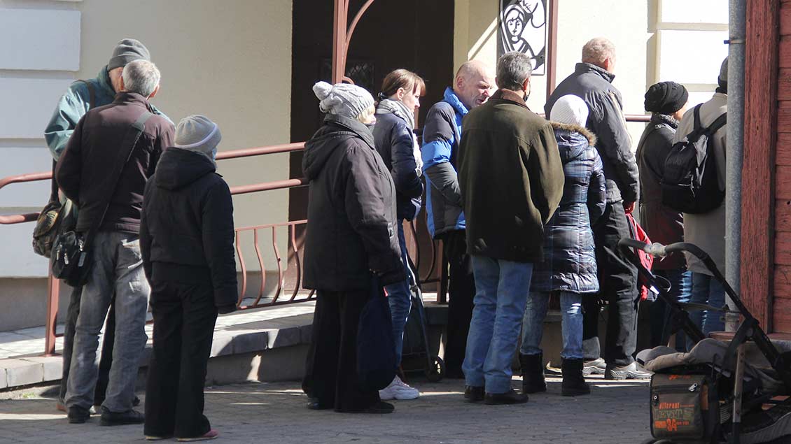 Warteschlange vor der Ausgabe der Caritas-Armenküche in Grodno