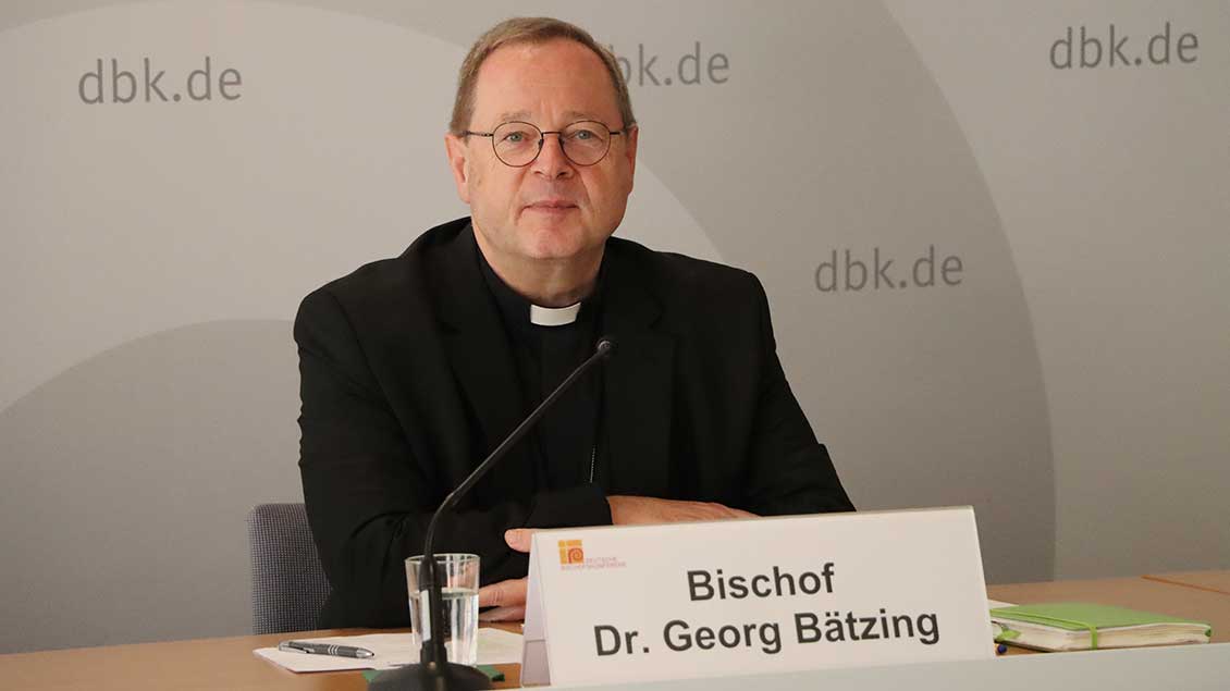 Bischof Bätzing am Mikrofon Foto: Marko Orlovic (DBK)