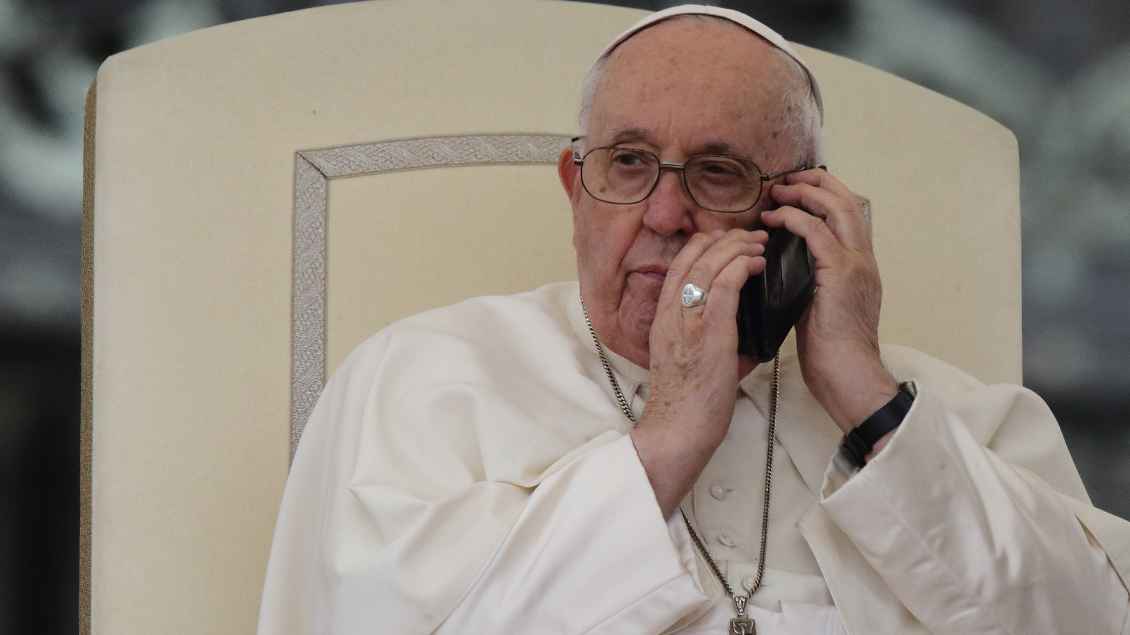 Papst Franziskus am Telefon