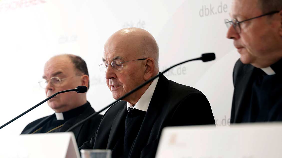 Bischof Felix Genn zwischen den Bischöfen Bertram Meier und Georg Bätzing