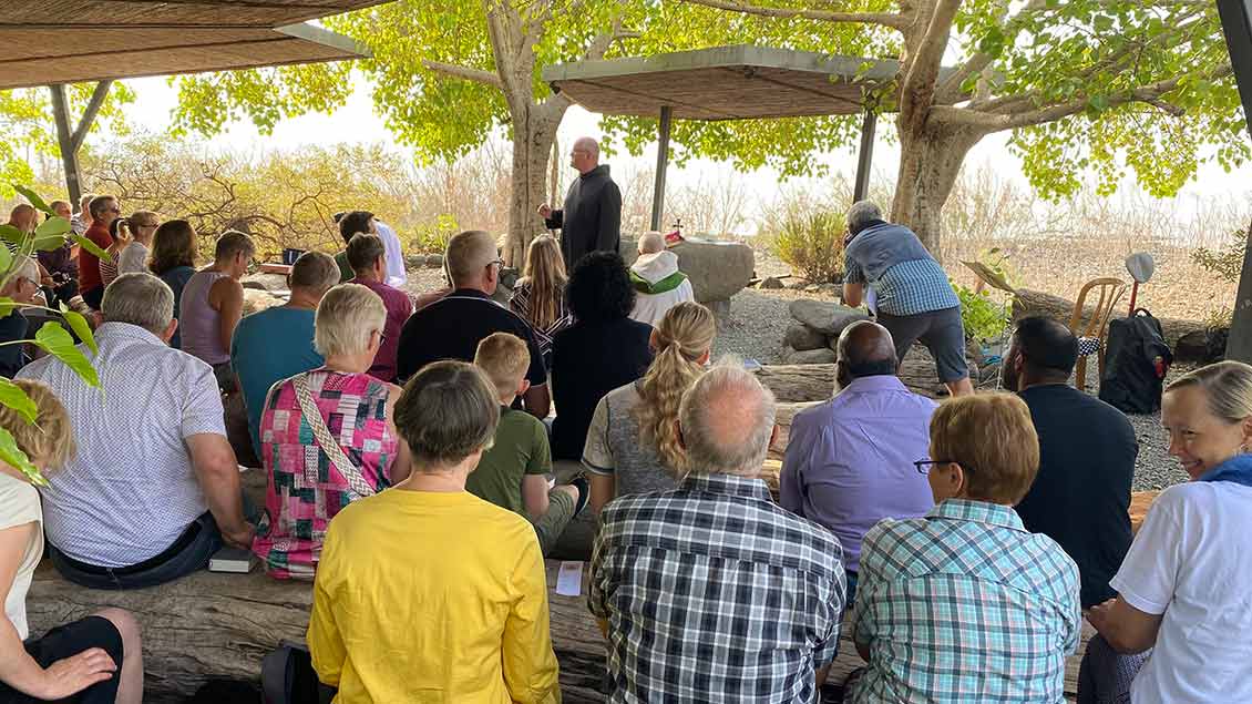 Reisegruppe beim Gottesdienst am See Genezareth