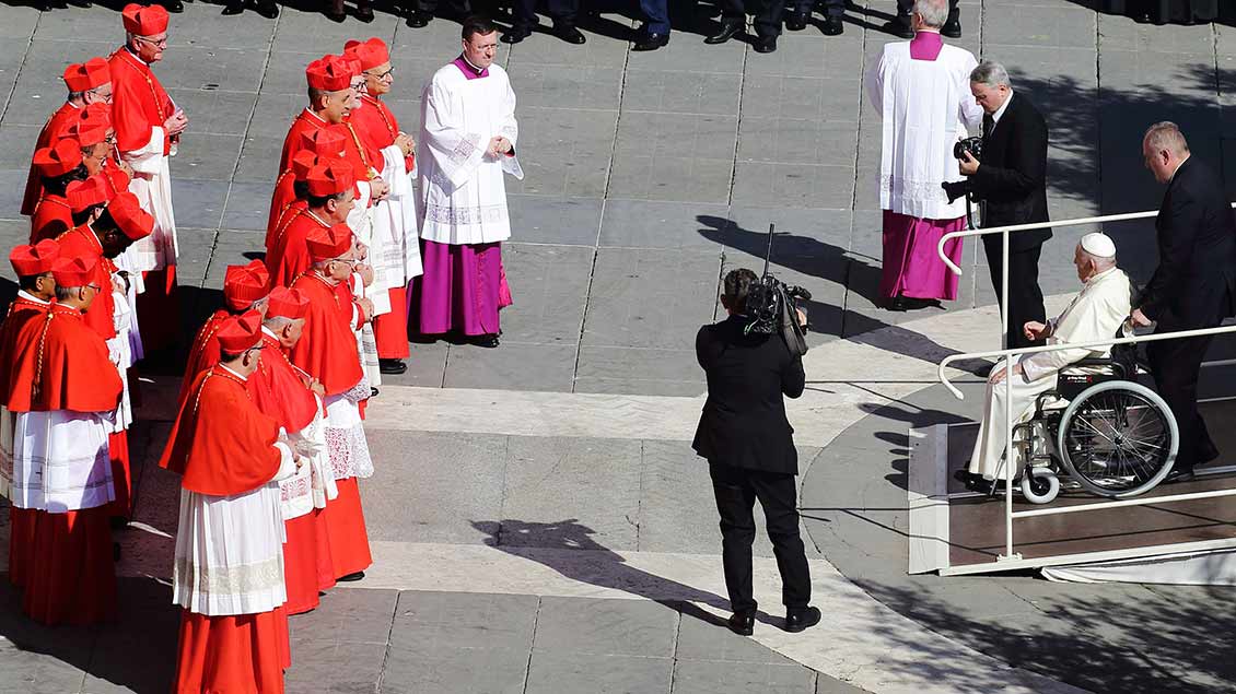Die neu ernannten Kardinäle mit Papst Franziskus auf dem Petesplatz