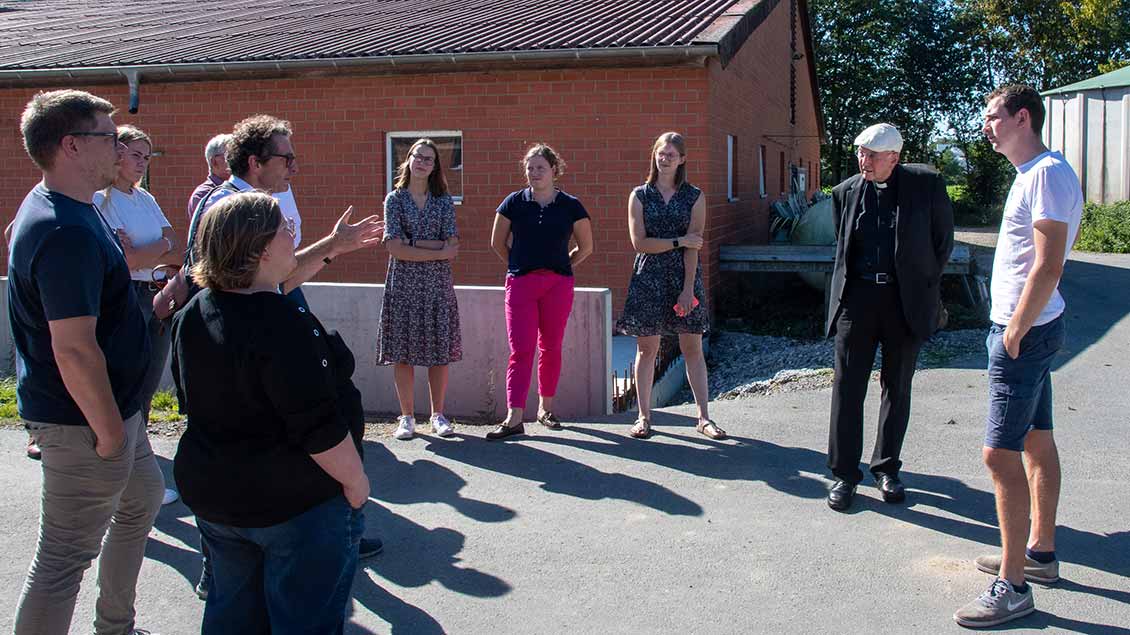 Zusammen mit Vertretern der Katholischen Landvolkbewegung (KLB) und der katholischen Landjugendbewegung (KLJB) besuchte Münsters Bischof Felix Genn den Landwirtschaftsbetrieb der Familie Konermann