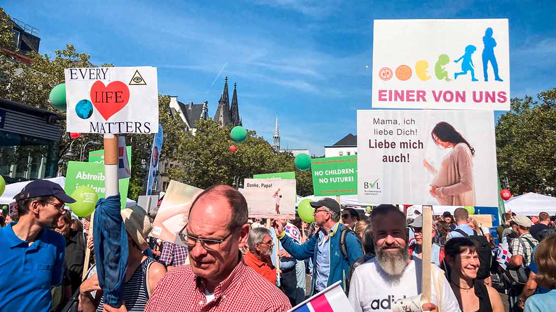 Demonstrierende beim Marsch für das Leben in Köln