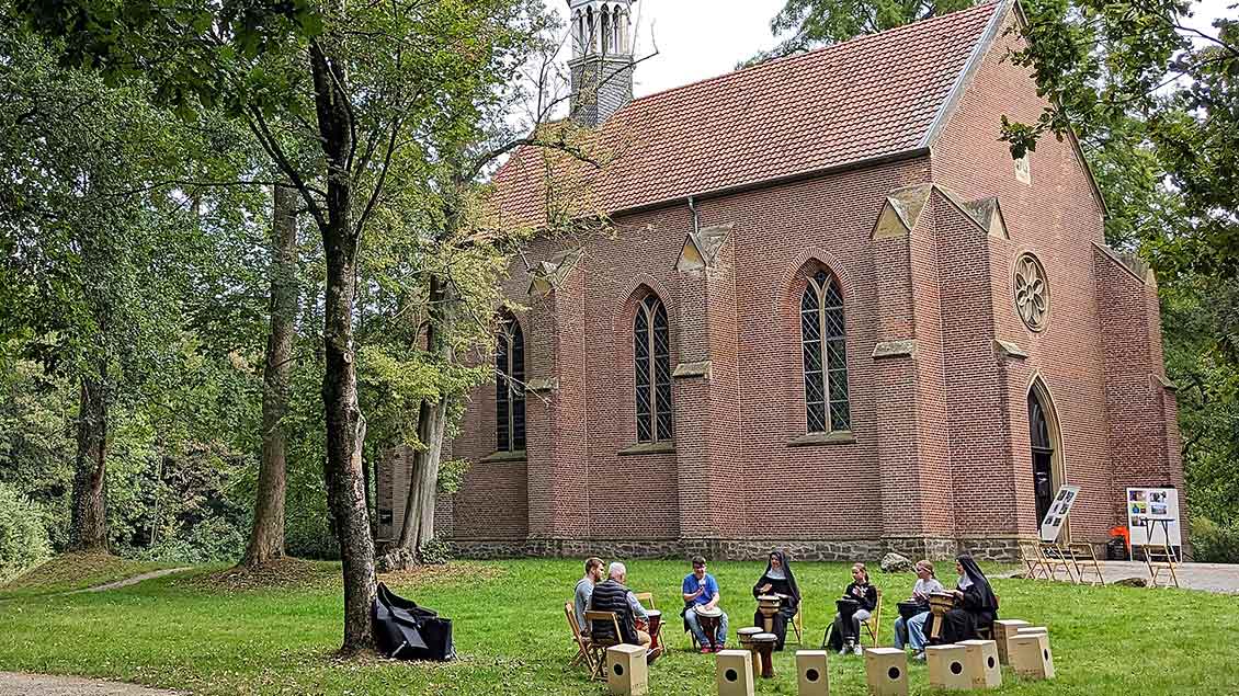 Auf dem Rasen vor der Burgkapelle hatte eine Trommelgruppe die Teilnehmerinnen und Teilnehmer zum Mittrommeln eingeladen. | Foto: Michael Rottmann