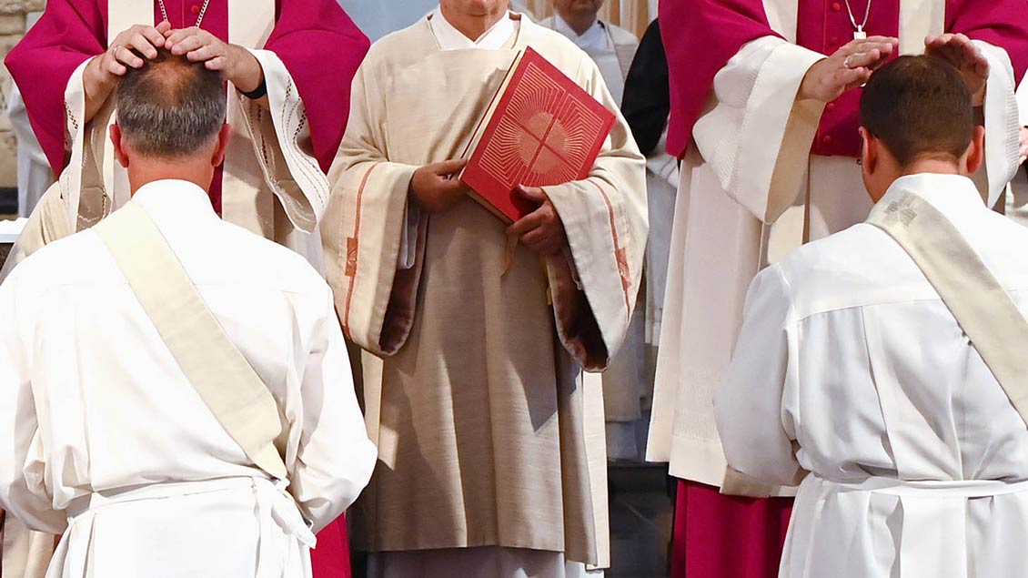 Handauflegung bei der Priesterweihe Foto: ULMER Pressebildagentur (imago)