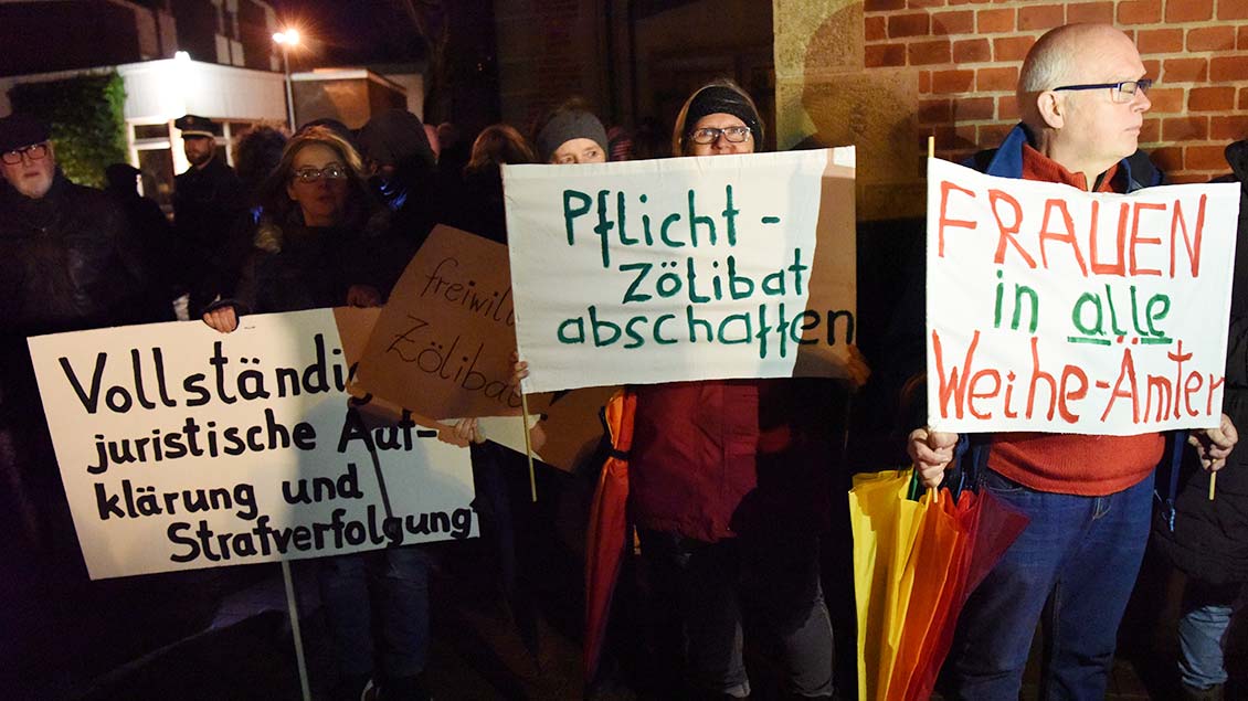 Proteste bei der Vollversammlung der Deutschen Bischofskonferenz in Lingen im Jahr 2019.