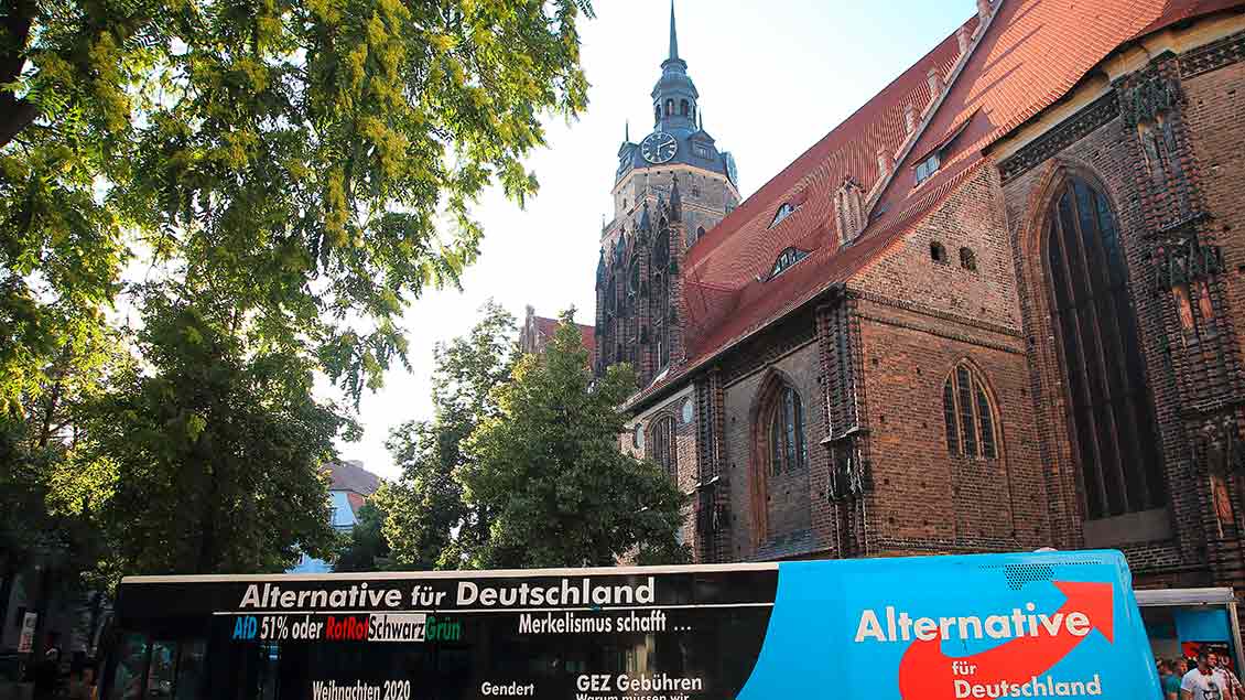 Symbolfoto einer Kirche in Brandenburg an der Havel mit einem AfD-Wahlkampfbus Symbolfoto: Martin Müller (Imago)