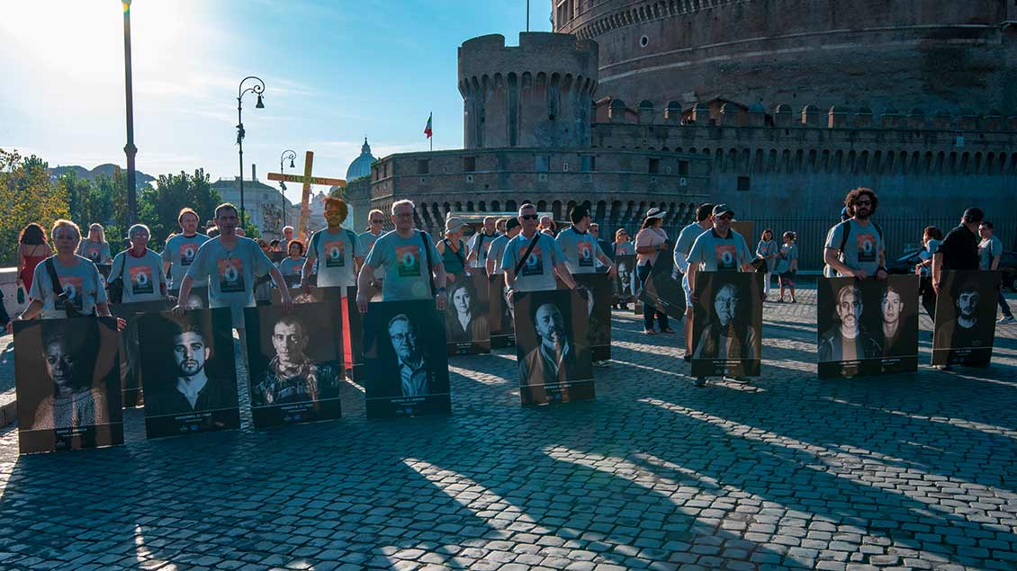 Protestaktion von Missbrauchsbetroffenen mit mit Porträts von Betroffenen aus der ganzen Welt vor der Engelsburg in Rom. Foto: Paolo Galosi (KNA)