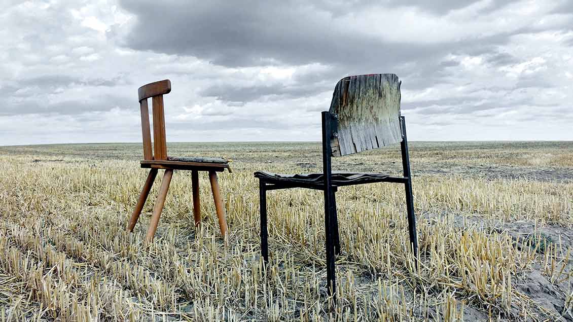 Zwei Stühle auf einem Feld.