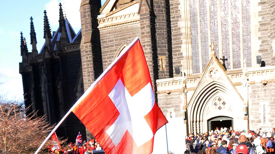 Schweizer Fahne vor einer Kirche Symbolfoto: Michael Bönte