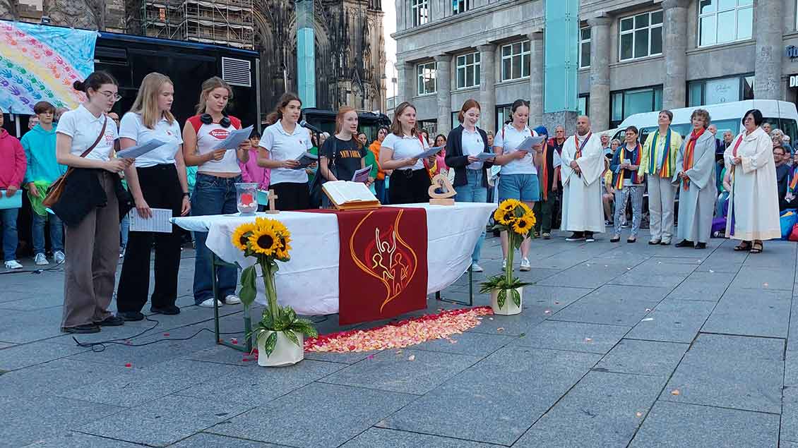Überraschend mutig: Acht Sängerinnen des Mädchenchors am Kölner Dom brachten ihren Protest mit dem Volkslied „Die Gedanken sind frei“ zum Ausdruck. | Foto: Cordula Spangenberg