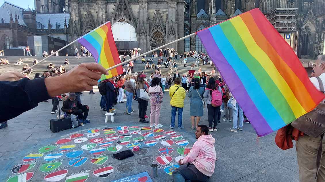 Im Zeichen des Regenbogens: Segnungsfeier zwischen Hauptbahnhof und Kölner Dom. | Foto: Cordula Spangenberg