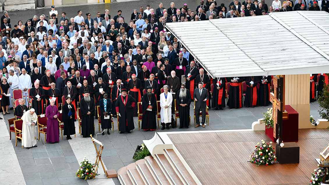 Papst Franziskus mit Ökumene-Vertretern beim Gebet auf dem Petersplatz Foto: Vatican Media (Independent Photo Agency Int. / Imago)