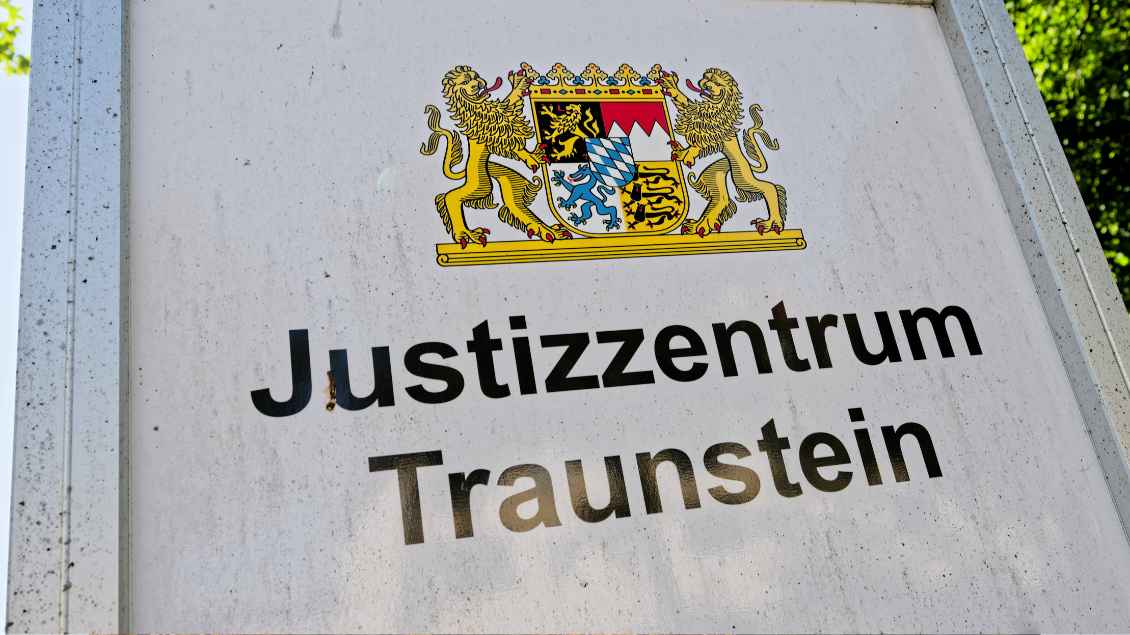 Hinweisschild für das Justizzentrum Traunstein