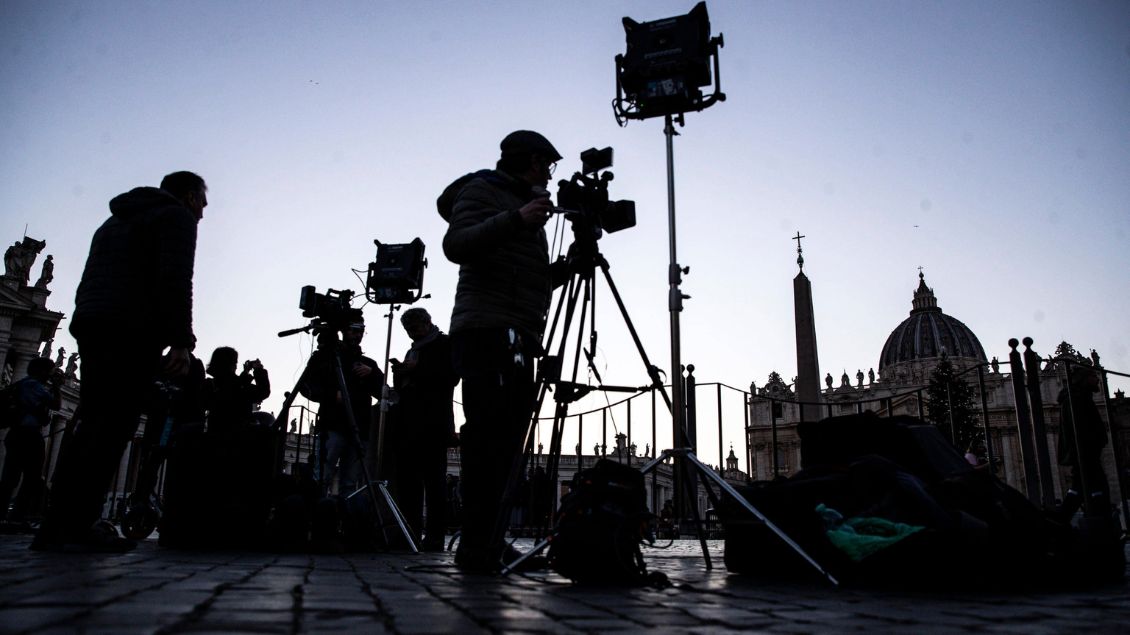 Kameramänner stehen auf dem Petersplatz in Rom. Im Hintergrund ist der Petersdom zu sehen. Archivfoto: ZUMA Wire (imago)