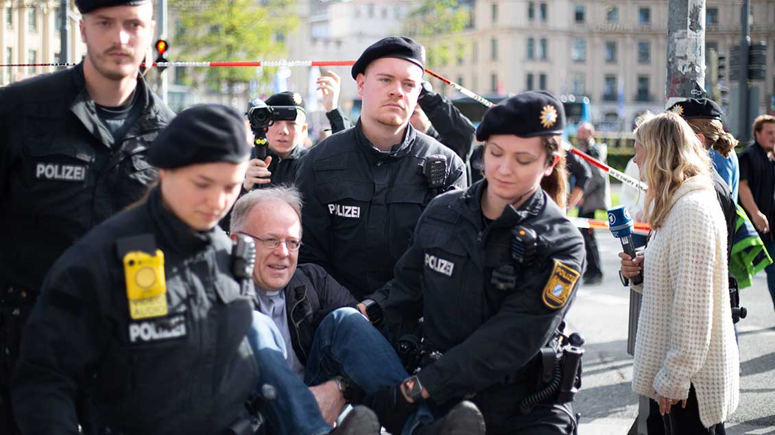 Polizisten tragen Pater Jörg Alt weg. Archivfoto: Alexander Pohl (aal.photo / Imago)