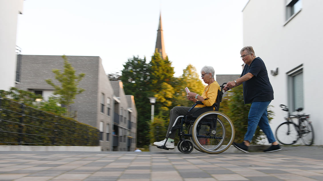 Selbsttest: Dorothea Homann schiebt Karin Ohloff im Rollstuhl. Foto: Michael Bönte