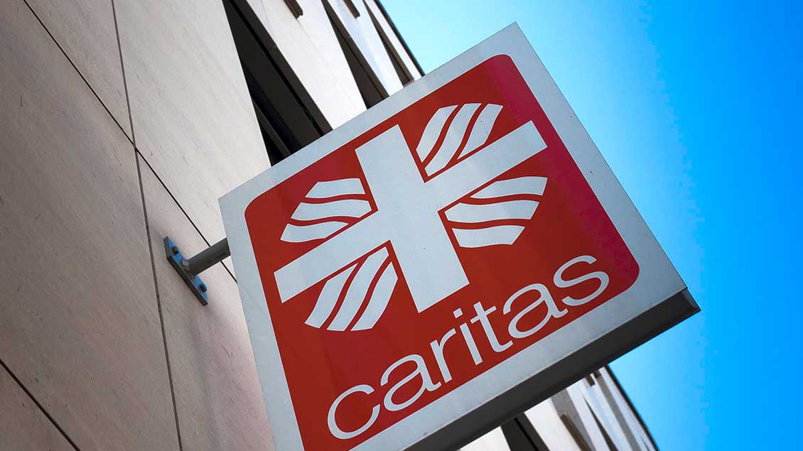 Schild mit Caritas-Logo