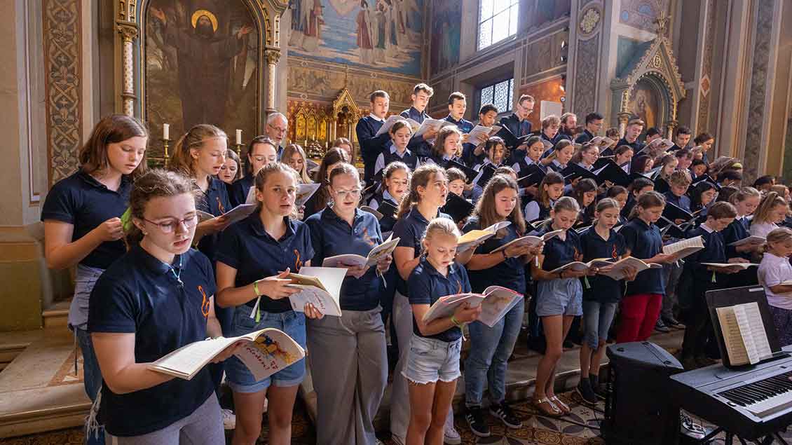 Zu mehreren Begegnungskonzerten kamen die Sängerinnen und Sänger der unterschiedlichen Chöre unter anderem in der St.-Aegidii-Kirche zusammen. | Foto: Achim Pohl (pbm)
