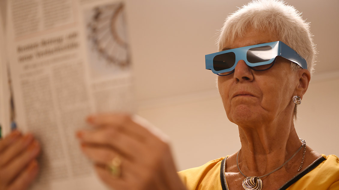 Lesen mit einem blinden Fleck: Eine Brille simuliert Augenerkrankungen. | Foto: Michael Bönte