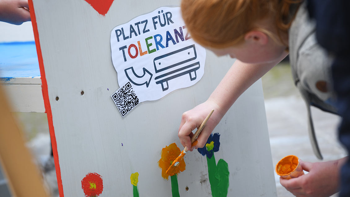 Malaktion für Toleranz auf dem Kapellenplatz in Telgte Foto: Michael Bönte