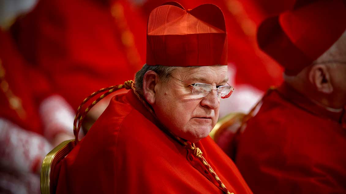 Kardinal Raymond Burke in roten Gewändern Foto: Pierpaolo Scavuzzo (agefotostock / Imago)
