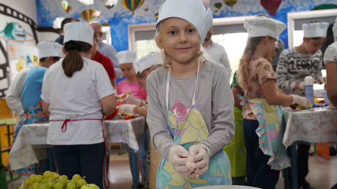 Ein junges Mädchen hilft mit beim Kochen