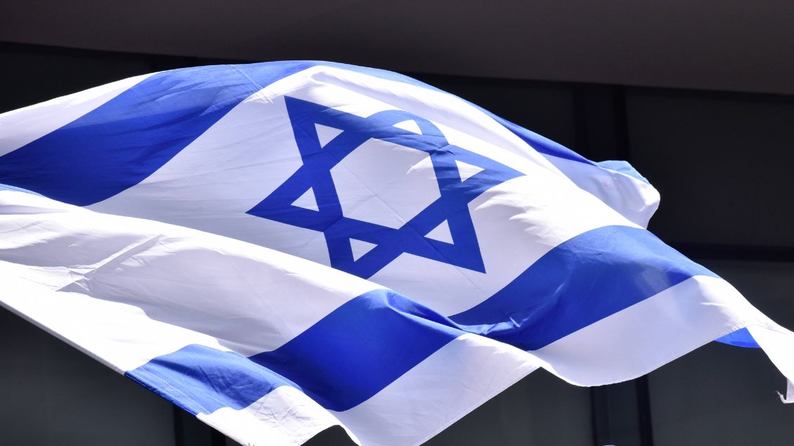 Eine Israelflagge im Wind.