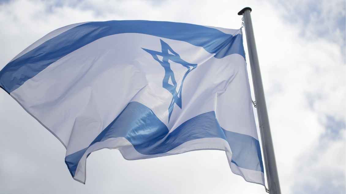 Eine Israel-Flagge flattert im Wind