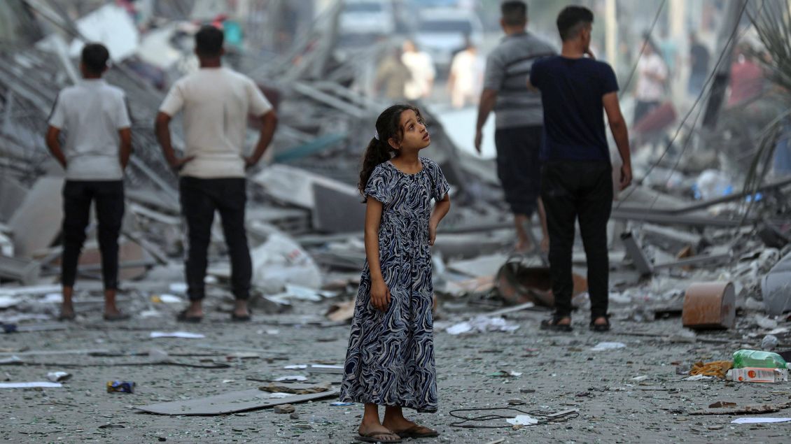Ein Kind auf einer Straße zwischen Trümmerteilen und Schutt